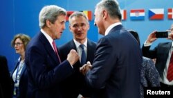 19일 벨기에 브뤼셀 나토 본부에서 열린 협약식에 참석한 밀로 듀카노비치 몬테네그로 총리(오른쪽), 옌스 슈톨텐베르크 나토 사무총장(가운데), 존 케리 미 국무장관이 대화를 나누고 있다.