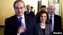 18일 러시아를 방문한 파이살 메크다드 시리아 외무차관(왼쪽)이 평화회담 개최 문제를 논의하기 위해 모스크바의 러시아 외무부 건물로 들어서고 있다.