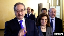 Wakil Menteri Luar Negeri Suriah Faisal Mekdad (kiri) meninggalkan kantor Kementerian Luar Negeri Rusia di Moskow. (Reuters/Grigory Dukor)