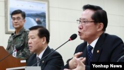 송영무 한국 국방장관이 14일 국회 국방위원회에서 열린 전체회의에서 전날 발생한 판문점 공동경비구역(JSA) 북한군 귀순과 관련한 질의에 답하고 있다. 