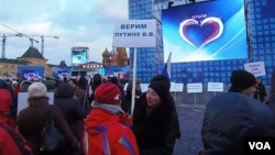  3月18日莫斯科红场庆祝俄罗斯吞并克里米亚集会。标语：我们信任普京 (美国之音白桦)