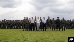 Presiden Kolombia Juan Manuel Santos (tengah) didampingi Menteri Pertahanan Juan Carloz Pinso, berada diantara para tentara di basis militer Kolombia, Popayan (Foto: dok). 