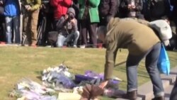 民众哀悼上海踩踏死难者 警方安保不力引怨声