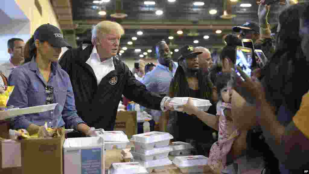 Le président Donald Trump et Melania Trump rencontrent des personnes touchées par l&#39;ouragan Harvey lors d&#39;une visite à Houston, le 2 septembre 2017.