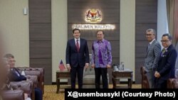 资料照片:美国国务卿马尔科·卢比奥在吉隆坡出席东盟外长会议的间歇会晤马来西亚总理安瓦尔·易卜拉欣。(2025年7月10日)