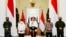 Presiden Jokowi didamping Wapres Ma’ruf Amin, Palingma TNI, Kapolri dan KSAL dalam telekonferensi pers di Istana Merdeka, Jakarta, Senin (26/4). Presiden memberikan penghargaan kenaikan pangkat kepada 53 awak KRI Nanggala 402 dan Kabinda Papua. (Foto: Biro Pers)
