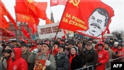 Moskva və Sankt-Peterburq şəhərlərində minlərlə insan yenidən küçələrə çıxıb