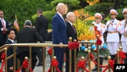 ፕሬዝደንት ጆ ባይደን በቬትናም ኮሚኒስት ፓርቲ ዋና ጸሃፊ ጉየን ትሮግ በሃኖይ አቀባበል ሲደረግላቸው (ፎቶ ኤኤፍፒ መስከረም 10፣ 2023) 