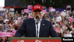 도널드 트럼프 미국 대통령 당선인이 17일 앨라배마주 모바일에서 대선 승리 감사 집회를 갖고 있다. 
