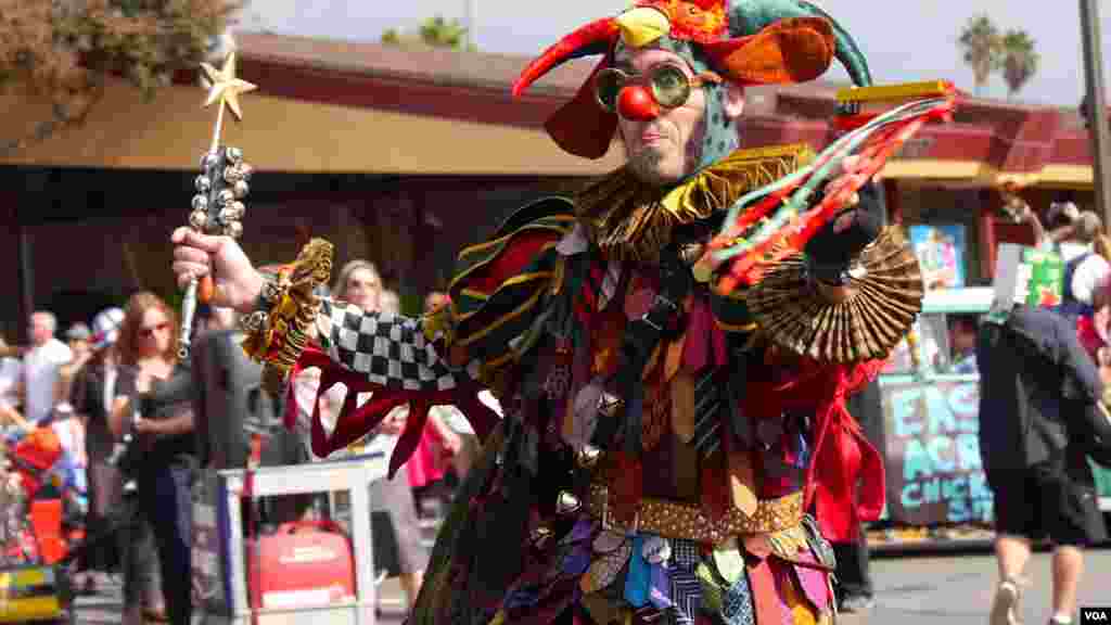 让人看了眼花的小丑（美国之音国符拍摄）