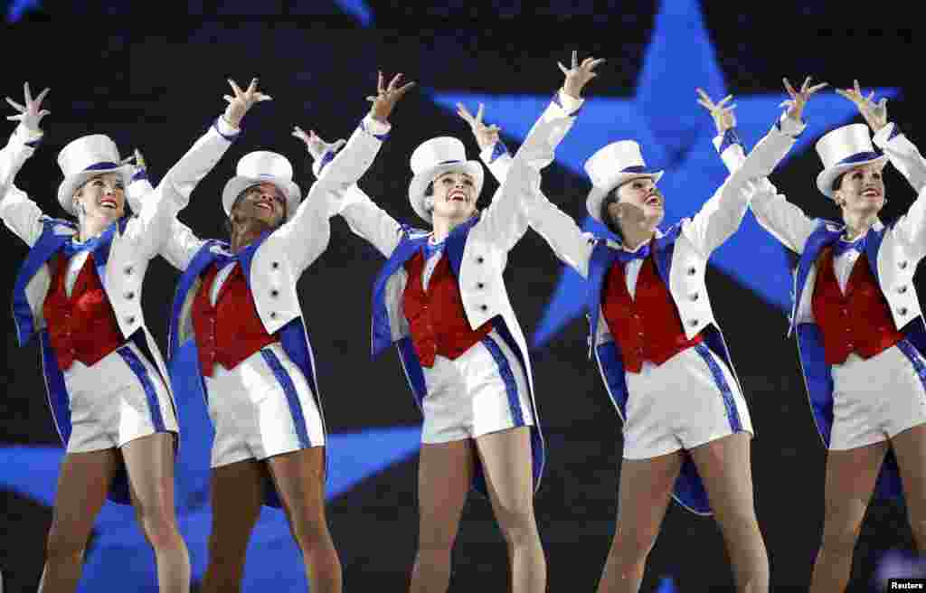 纽约无线电城音乐厅的火箭女郎舞蹈团（ The Radio City Rockettes ）在川普夫妇主办的，以&ldquo;自由&rdquo;为题的就职舞会上表演舞蹈（2017年1月20日）。她们身穿红白蓝三色的服装。 2017年1月20日唐纳德&middot;川普宣誓就职美国总统，总统和第一夫人当晚举办了三场舞会。火箭女郎舞蹈团接受邀请在就职舞会上跳舞。