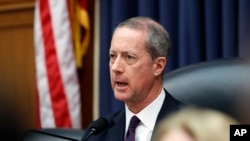 资料照片：2018年4月，时任国会众议院军事委员会主席的索恩伯里在国会的一个听证会上发表讲话。