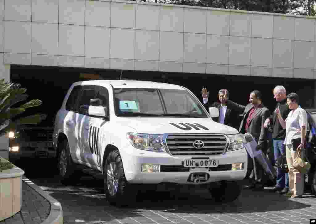 Tim inspektur PBB meninggalkan hotel Four Seasons di Damaskus, Suriah (28/8).