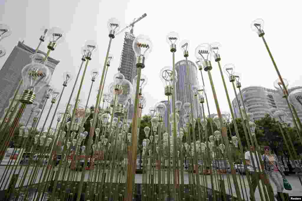 Hiasan lampu-lampu bohlam, suatu karya seni yang dipasang di sebuah pusat pertokoan di daerah Sanlitun, Beijing, China.