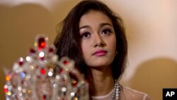 한국에서 열린 국제미인대회에 출전했다가 10만 달러 상당의 왕관을 갖고 잠적했던 미스 미얀마 출신 메이 타 테 아웅 양이 양곤에서 기자회견을 하고 있다. 아웅 양은 대회 주최측으로부터 성형과 접대 등을 강요받았다면서, 공식 사과가 있어야만 왕관을 돌려줄 것이라고 밝혔다. 