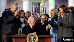 2022年12月13日，美国总统拜登在白宫签署《尊重婚姻法》。（路透社照片）