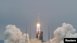 中国一枚长征5B火箭2021年4月29日将空间站主舱发射升空（路透社转发）