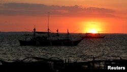 지난달 말 남중국해 내 대표적인 분쟁해역인 스카보러 암초 일대에서 조업 후 귀환하고 있는 필리핀 어선들. (자료사진)