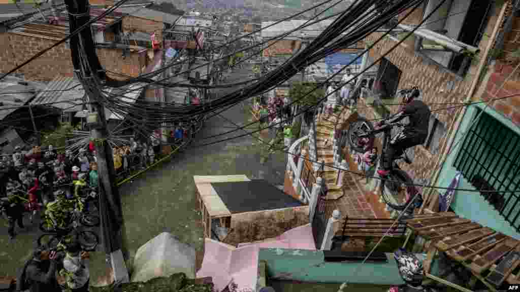 Jama&#39;a na kallon yadda &#39;yan tseren Kekuna Masu Gangarowa Daga Sama ke fafatawa a gasar karshe a Colombia. &nbsp;
