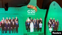 G20网路峰会的合照投射在东道国沙特阿拉伯的萨尔瓦宫墙壁上。2020年11月20日图片。