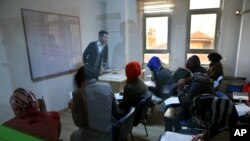 2015年4月22日叙利亚难民参加英语语言学习