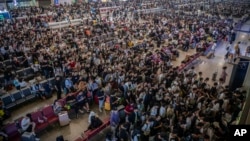 资料照片: 2023年9月28日旅客在武汉市汉口火车站准备乘火车