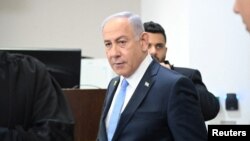 2025년 2월 12일 이스라엘 총리 베냐민 네타냐후가 이스라엘 텔아비브 지방 법원에서 부패 혐의로 재판에 참석하고 있다.