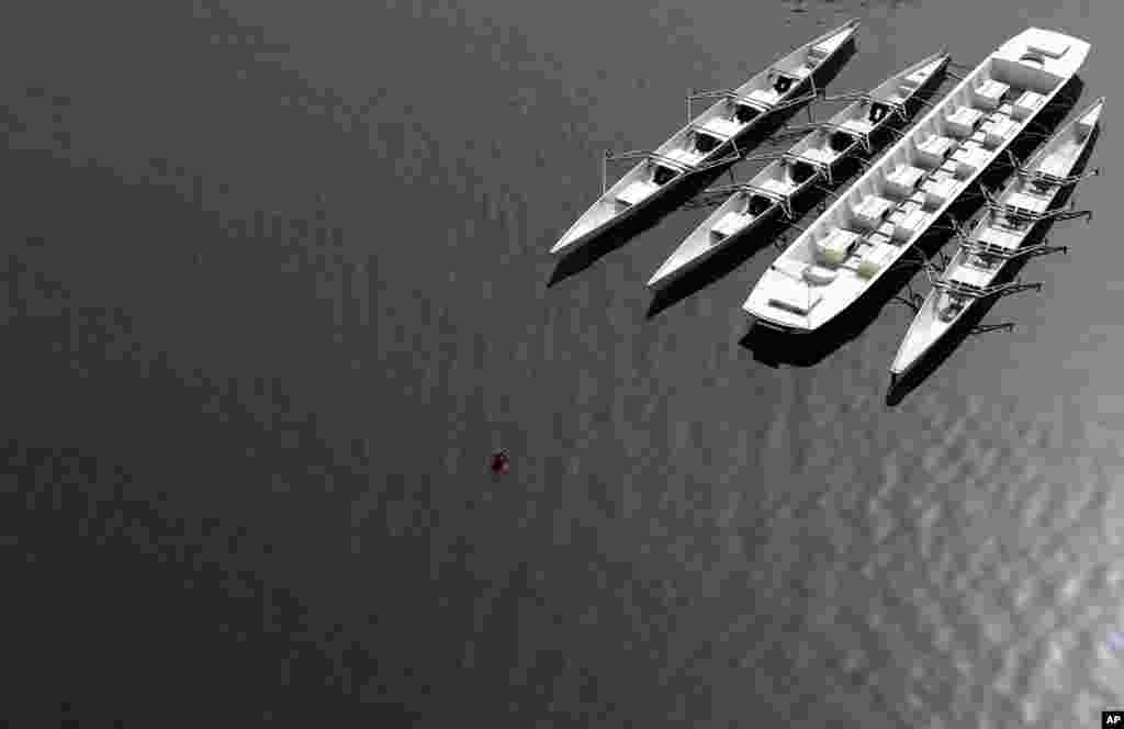 Beberapa perahu olahraga melaju di Sungai Sava, Beograd, Serbia.