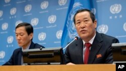 김성 유엔주재 북한대사(오른쪽)가 21일 뉴욕 유엔본부에서 기자회견을 하고, 미국이 압류한 자국 선박을 반환할 것을 요구했다.