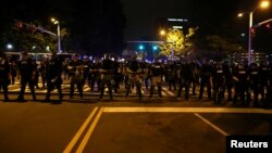 Полиция перекрывает проезжую часть, чтобы остановить демонстрантов. Шарлотт, Северная Каролина, США, 25 сентября 2016.