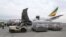 Le personnel d'Ethiopian Airlines transporte un lot de dons médicaux en provenance de Chine à l'aéroport international de Bole à Addis-Abeba, en Ethiopie, le 22 mars 2020. REUTERS/Tiksa Negeri 