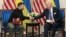 Volodimir Zelenski i Džo Bajden tokom sastanka u Parizu (AFP/SAUL LOEB)