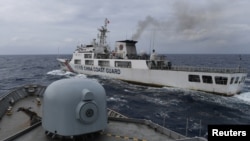 Kapal Garda Pantai China tampak dari kapal TNI AL saat patroli di Zona Ekonomi Eksklusif Indonesia di utara Pulau Natuna, 11 Januari 2020. (Foto: Risyal Hidayat/Antara via Reuters)
