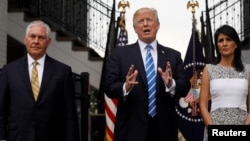 رکس تیلرسون، وزیر خارجه آمریکا(چپ) و نیکی هیلی، سفیر آمریکا در سازمان ملل(راست) در کنار پرزیدنت ترامپ 