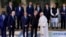 Presiden AS Joe Biden bersama sejumlah pemimpin negara-negara G7 dan Paus Fransiskus bersiap untuk foto bersama dalam pertemuan puncak kelompok negara maju itu di Borgo Egnazia, Italia, 14 Juni 2024. (Foto: Luca Bruno/AP Photo)