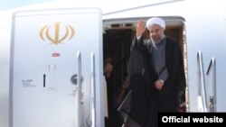 حسن روحانی رئیس جمهوری ایران در حال ترک تهران به مقصد نیویورک - مهر ۱۳۹۴