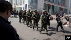 지난 2014년 5월 중국 신장 자치구에서 테러공격이 있은 후 공안들이 순찰하고 있다. (자료사진) 