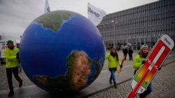 همزمان با این کنفرانس، معترضان در مقابل محل جلسات حاضر شده اند.