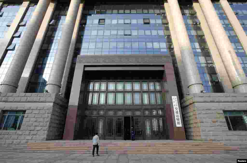 2018年1月19日，中国交通部大楼，一名记者抵达，参加有关伊朗油船桑吉号的新闻发布会。中国国家海洋局发布：27日8时，在沉船点东南1公里处发现长、宽均约2400米的银白色油膜。26日下午至27日上午，国家海洋局工作人员在沉船点周边海域现场共采集了17个站位的水样。监测结果显示：海水中石油类物质浓度均符合第一类标准。