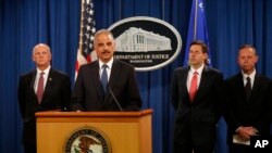 اریک هولدر دادستان کل ایالات متحده (نفر دوم از چپ) در نشست مطبوعاتی روز دوشنبه ۲۹ اردیبهشت ۱۳۹۳ 