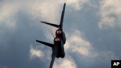 이스라엘 공군 비행기가 남부도시 배애르셰바 인근 하트제림 공군기지에서 열린 조종사 훈련 수료식에서 비행하고 있다. (자료사진)