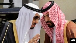 محمد بن سلمان در کنار پدرش ملک سلمان، پادشاه عربستان