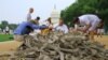 Volunteers select artificial bones to display on the National Mall, Washington, D.C, on June 8, 2013,&nbsp;at the &quot;One Million Bones&quot; installation, which aims to raise awareness of genocide and atrocities. (Jill Craig/VOA)