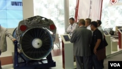 中国感兴趣俄战机引擎。今年夏季莫斯科武器展上的俄罗斯联合引擎制造集团的柜台。（美国之音白桦拍摄） 