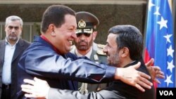 Presiden Iran Mahmoud Ahmadinejad menyambut kunjungan Presiden Venezuela Hugo Chavez di Teheran.