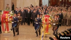 북한 김정은 국무위원장(가운데)이 지난 2월 김일성·김정일 부자의 시신이 안치된 금수산태양궁전을 방문하고 있다. 