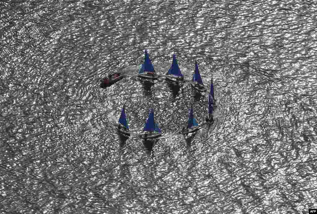 Potret dari udara yang menggambarkan sejumlah perahu layar membentuk lingkaran di lautan dekat Monako.