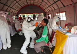 Tes swab di Tangerang, 21 Juli 2020. (AP Foto / Tatan Syuflana)
