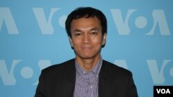 លោក សេក កុសល ប្រធាន​អង្គការ​សភាពខ្មែរ​អន្តរជាតិ ឬហៅ​កាត់​ថា IKARE មាន​វត្តមាន​នៅ​ទីស្នាក់ការ​កណ្តាល​របស់ VOA នៅ​រដ្ឋធានី​វ៉ាស៊ីនតោន សហរដ្ឋ​អាមេរិក កាលពី​ថ្ងៃពុធ ទី២២ ខែមិថុនា ឆ្នាំ២០១៦។ (ទែន សុខស្រីនិត/VOA)