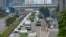 Lalu lintas Jakarta yang biasanya macet, kini terlihat lancar saat diberlakukannya pembatasan kegiatan masyarakat (PPKM) di tengah pandemi COVID-19, 10 Februari 2021. (Foto:BAY ISMOYO / AFP)